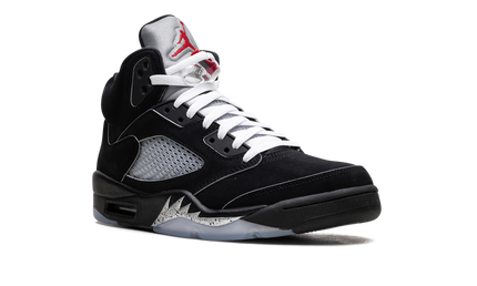 Zwarte Air Jordan 5 Retro OG "Black Metallic Reimagined" sneakers met metallic details en wit rubberzool in close-up foto