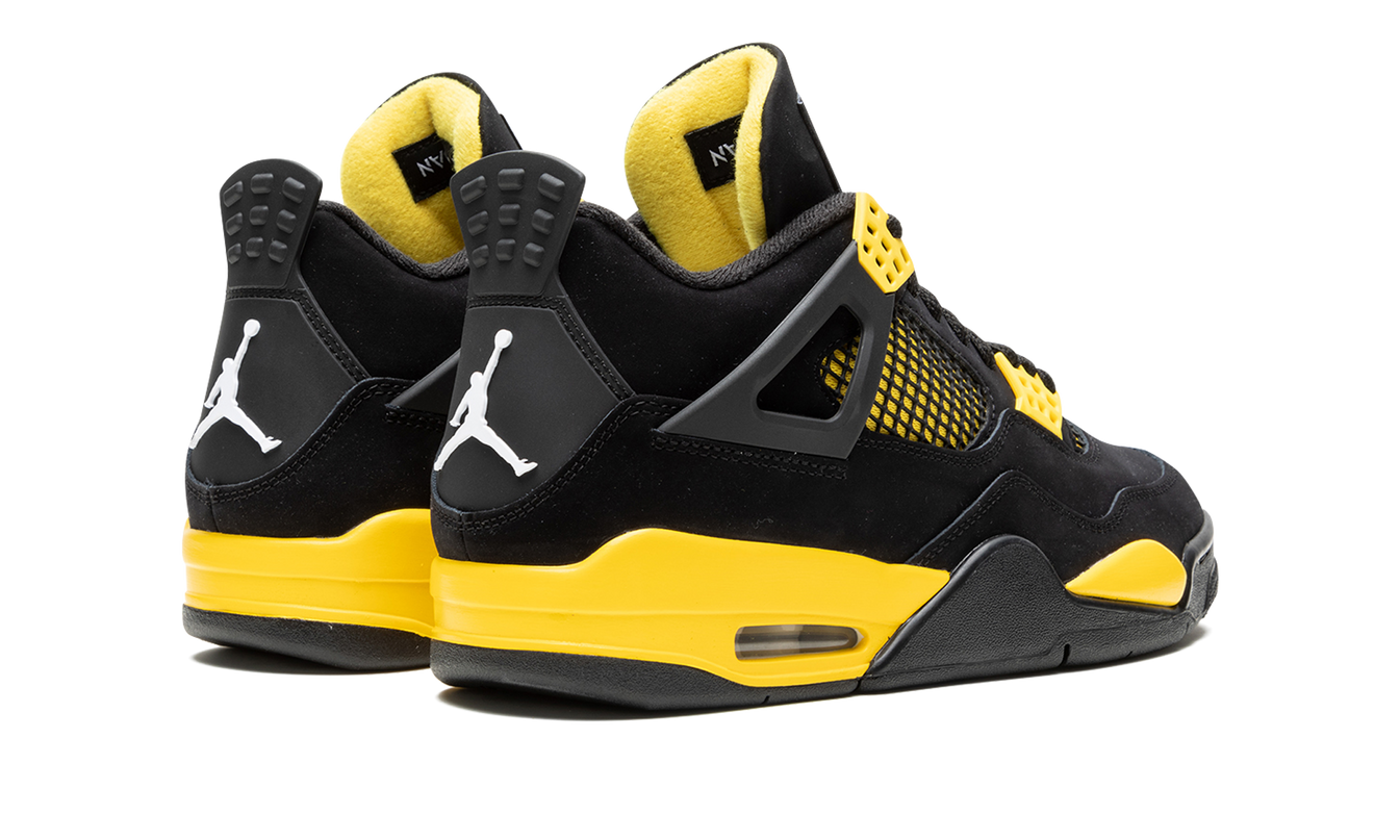 Nike Air Jordan 4 Retro Thunder 2023 schoenen, geel en zwart design, close-up van de sportieve sneakers.