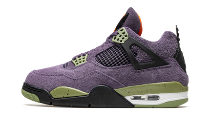 Lage Air Jordan 4 WMNS schoenen in Canyon Purple met paarse en witte details, zichtbaar in de afbeelding.