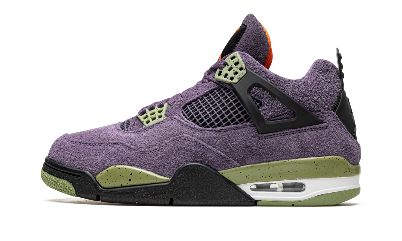 Lage Air Jordan 4 WMNS schoenen in Canyon Purple met paarse en witte details, zichtbaar in de afbeelding.