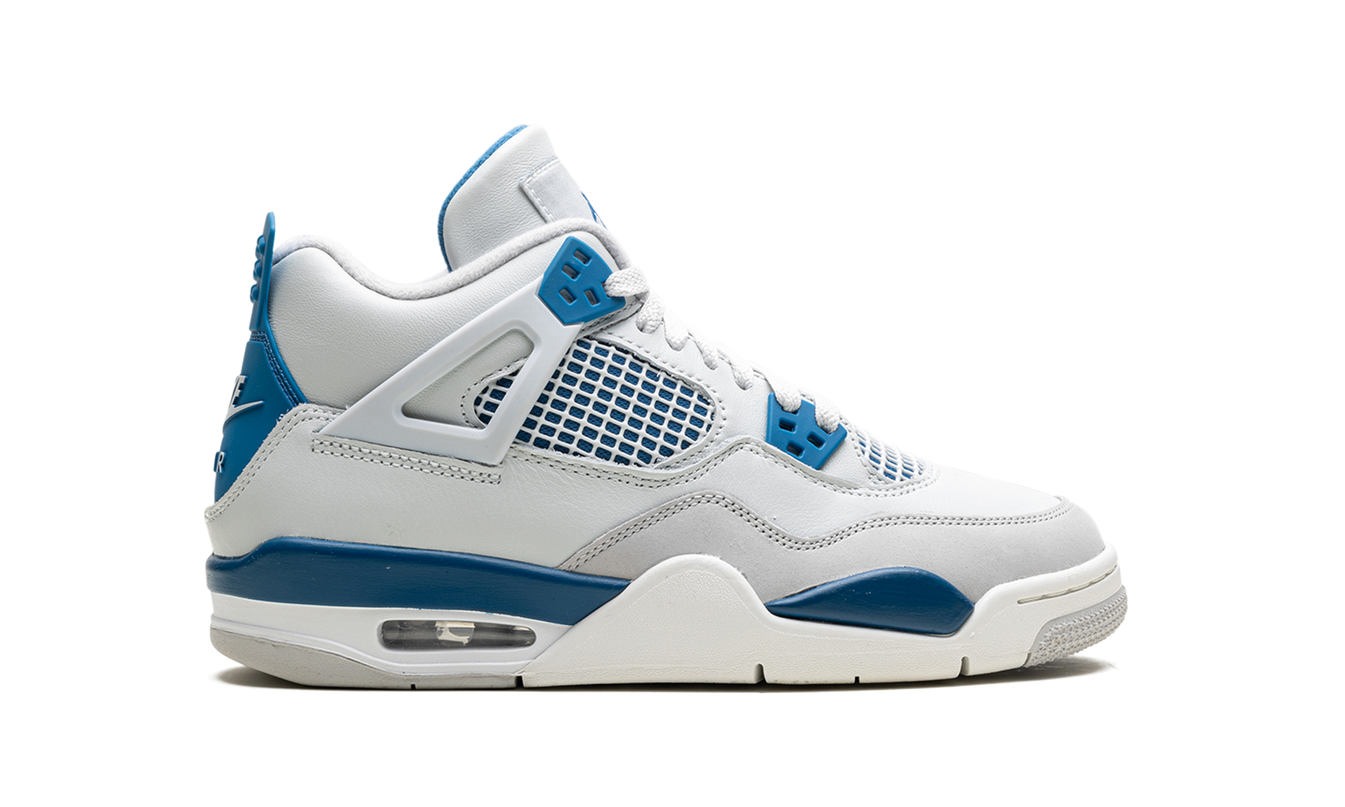Lichte blauwe Air Jordan 4 GS sneakers met witte en grijze details, zichtbaar in close-up.