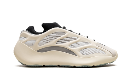 Zwarte Yeezy 700 V3 Azael schoenen met opvallend design en dikke zool, zichtbaar vanaf de zijkant.