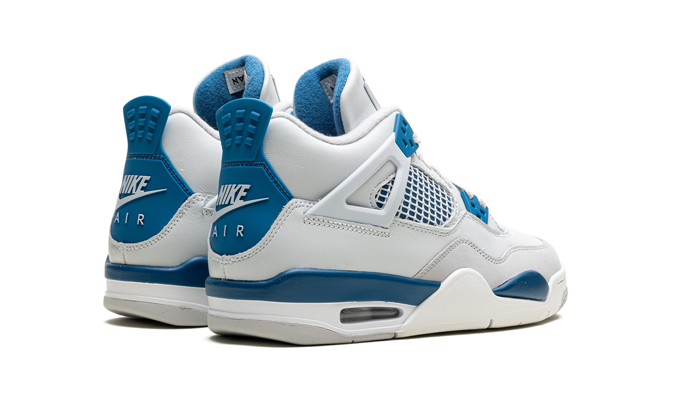 Zwarte en blauwe Air Jordan 4 GS sneakers met witte details, zichtbaar op een afbeelding.
