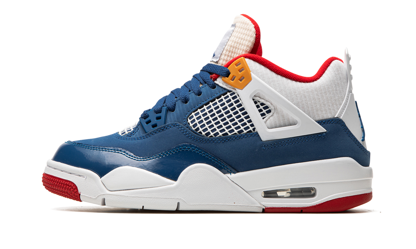 Sneakers Air Jordan 4 GS "Messy Room" in zwart-witte kleuren met details, gelegen op een witte achtergrond.