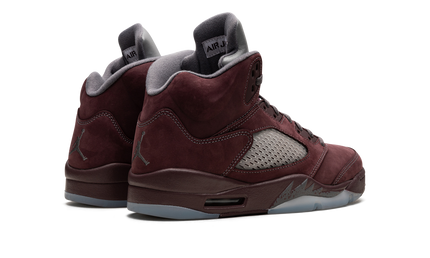 Air Jordan 5 "Burgundy 2023" schoenen met diepe bordeauxrode kleur en zwart details, weergegeven in close-up foto