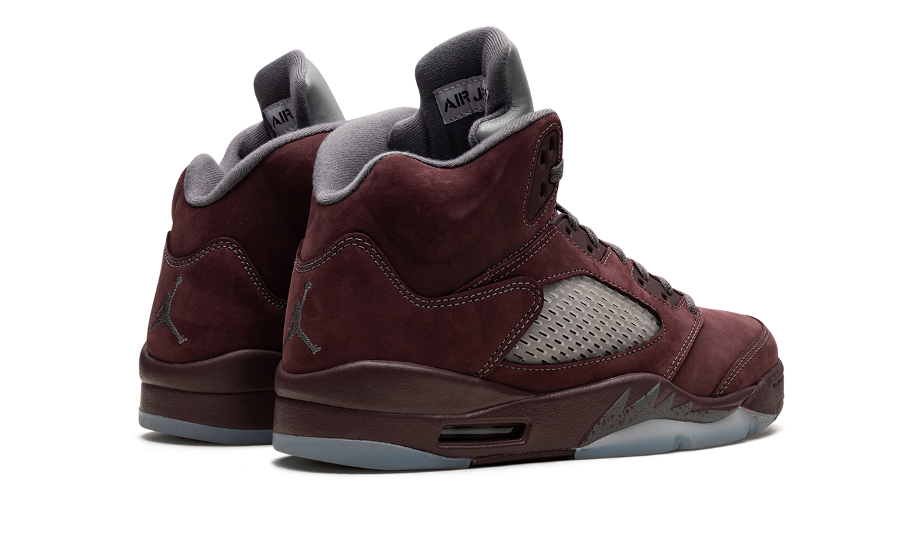 Air Jordan 5 "Burgundy 2023" schoenen met diepe bordeauxrode kleur en zwart details, weergegeven in close-up foto