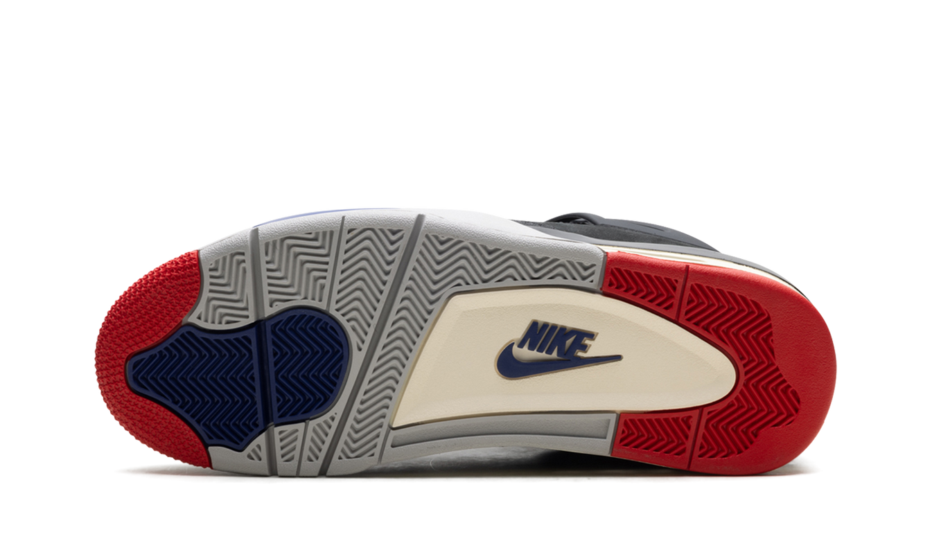 Sneakers Air Jordan 4 "Rare Air" in zwart en grijs, zichtbare details en ontwerp van de iconische basketbalschoenen
