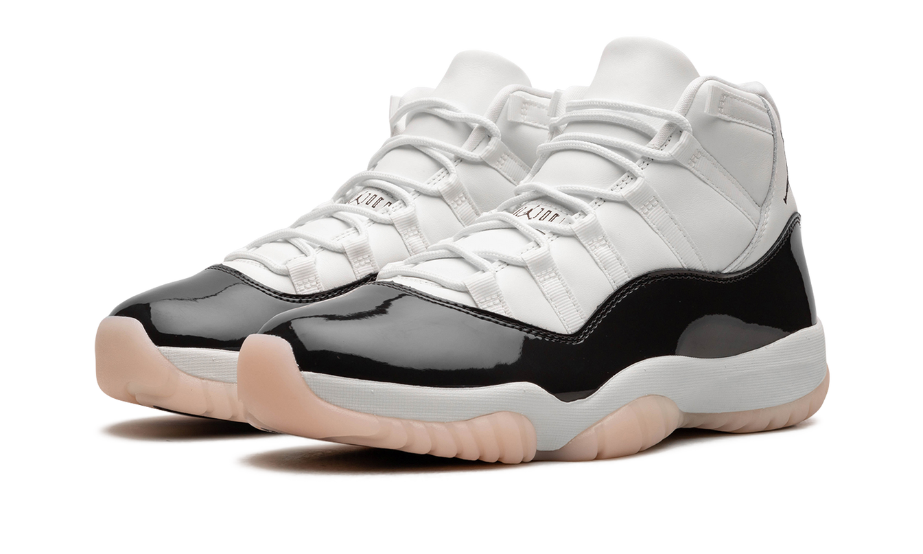 Witte en roze Air Jordan 11 WMNS sneakers met glanzende details en witte zool, ontworpen voor dames.