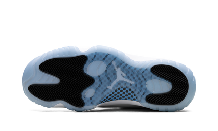 Witte en blauwe Air Jordan 11 Retro sneakers van Mijn winkel, close-up van de schoenen met glanzende details.