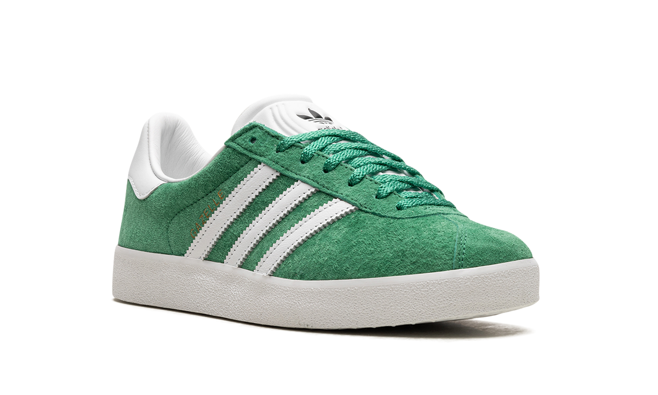 Adidas Gazelle 85 schoenen in Court Green, lage sneakers met groene suède bovenkant en witte zool.