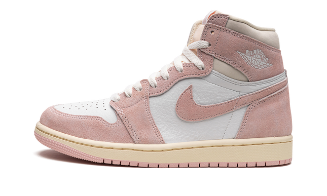Witte en roze Air Jordan 1 WMNS sneakers met gewassen roze details, lage schoen met leren uiterlijk en sportieve stijl