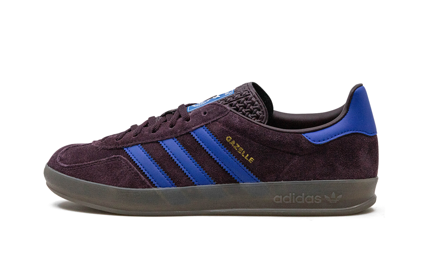 Adidas Gazelle indoor schoenen in shadow maroon en semi lucid blue, close-up van de sportieve schoenen met leren details