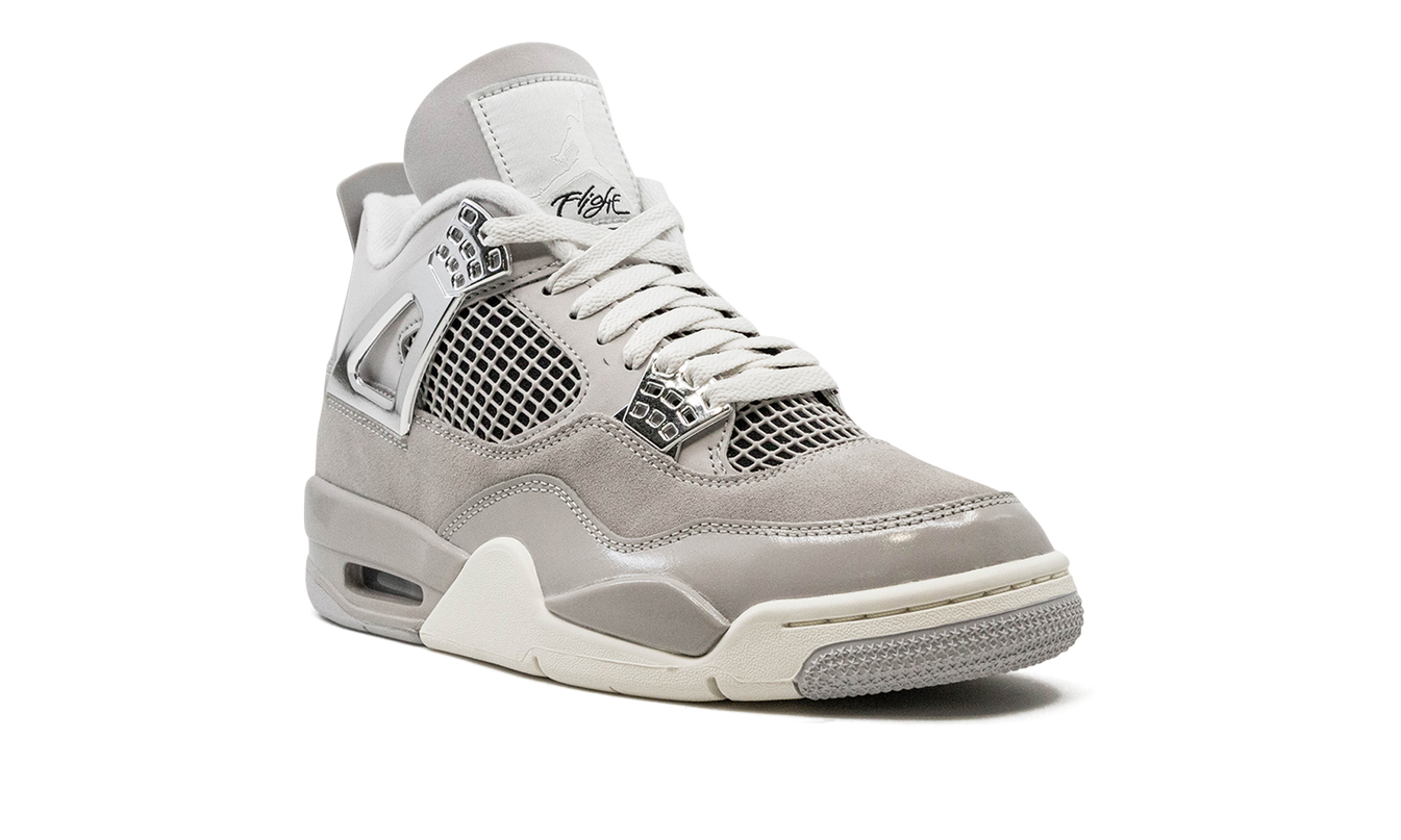 Lichte roze Air Jordan 4 WMNS "Frozen Moments" sneakers met gedetailleerde ontwerpen en witte accenten, zichtbaar op de afbeelding.
