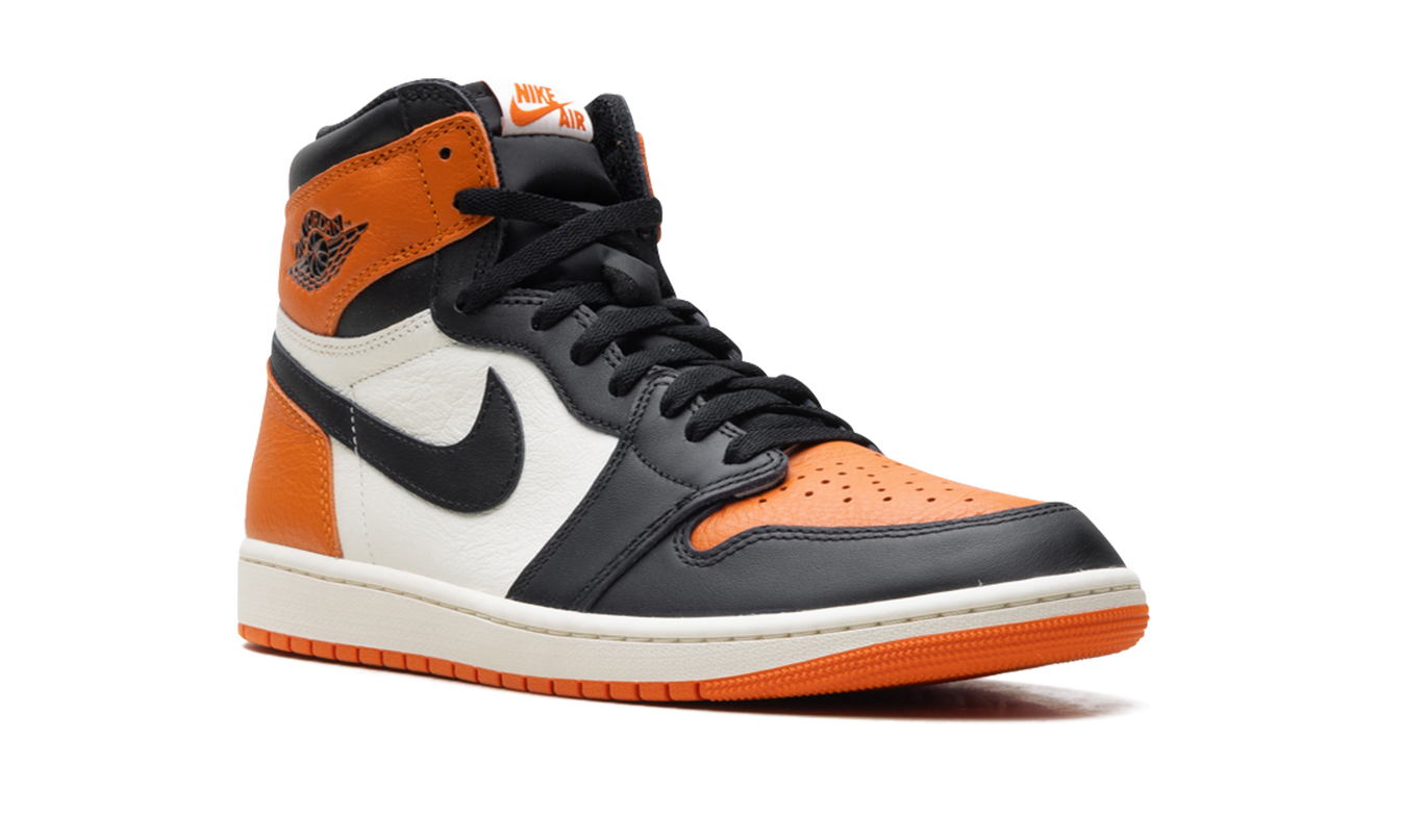 Air Jordan 1 High OG "Shattered Backboard" sneakers in zwart en oranje, zichtbaar met details en zwart leren bovenwerk.