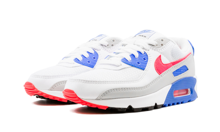 Nike Air Max 90 damesschoenen in hot coral kleur met witte zolen en sportieve uitstraling, zichtbaar op de afbeelding.