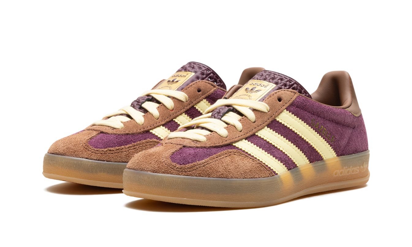 Adidas Gazelle Indoor schoenen in maroon geel kleur, natuurlijke close-up van de stijl en textuur van de schoenen