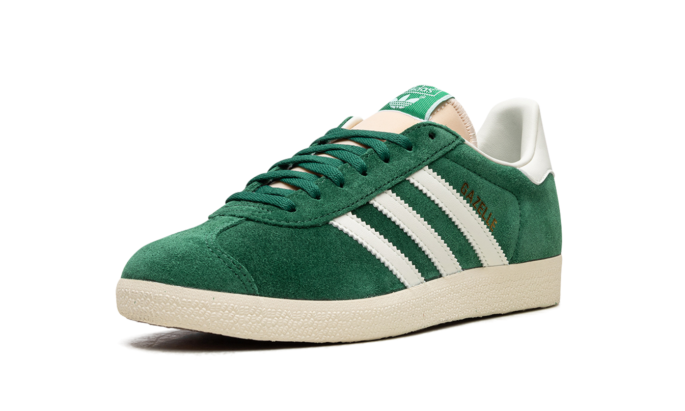 Donkergroene Adidas Gazelle suède schoenen met witte zool en merkembleem, getoond op een witte achtergrond.