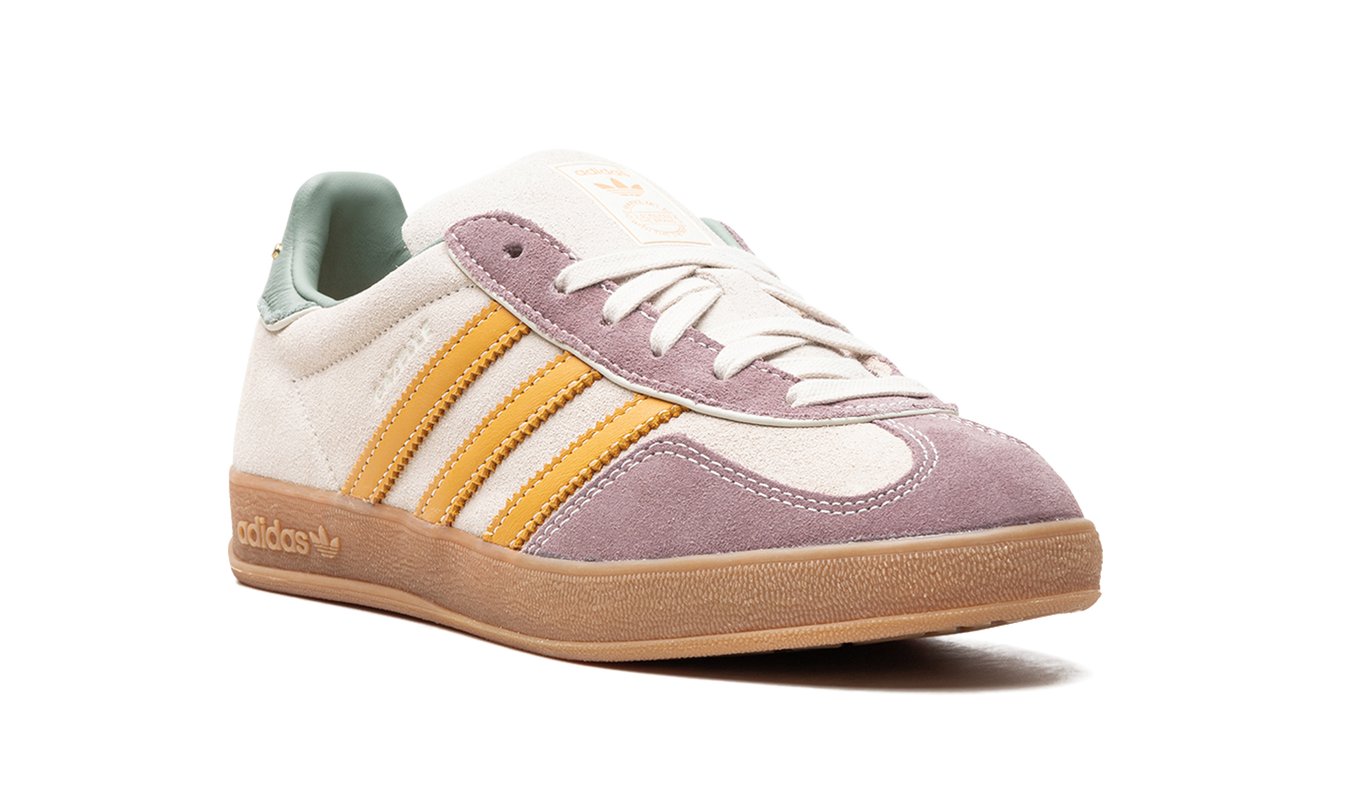 Geel Adidas Gazelle indoor schoenen voor dames, zacht suède bovenwerk en witte zool, stijlvolle en comfortabele sneakers.
