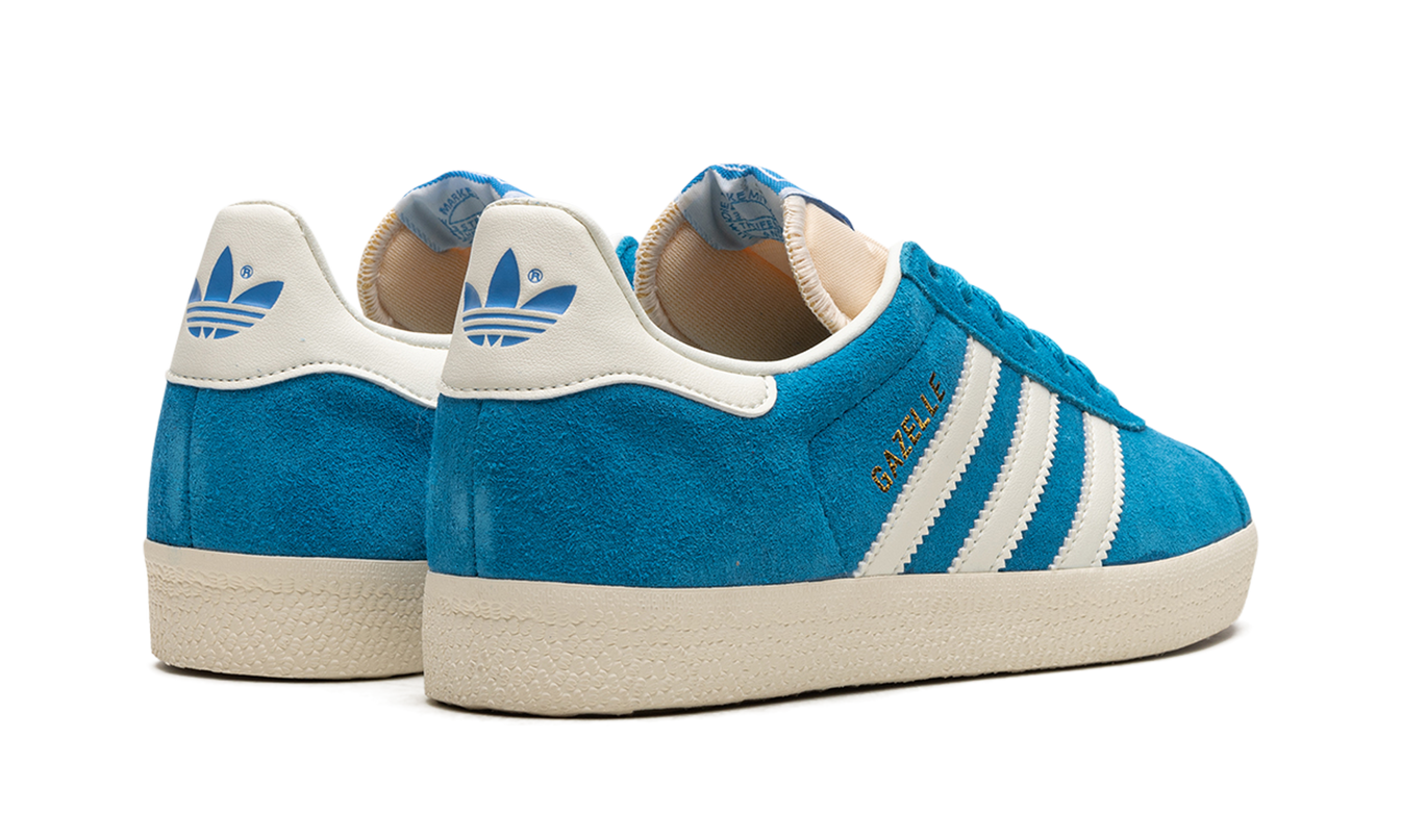 Lichte blauwe Adidas Gazelle schoenen met witte details en zwarte zolen, geschikt voor casual draagstijl.
