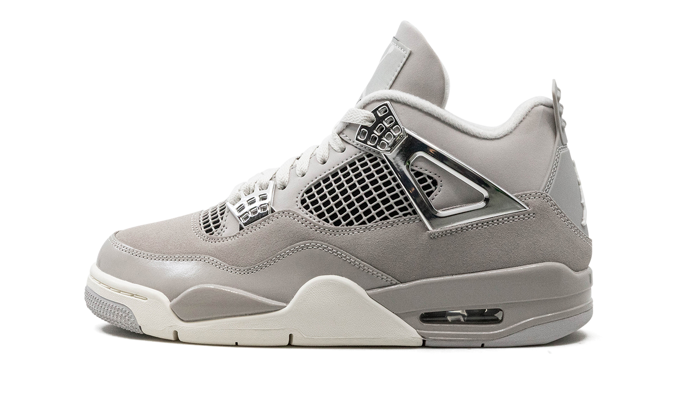Witte Air Jordan 4 WMNS "Frozen Moments" sneakers met gedetailleerde blauwe en ijsachtige accenten, zichtbaar in de afbeelding.