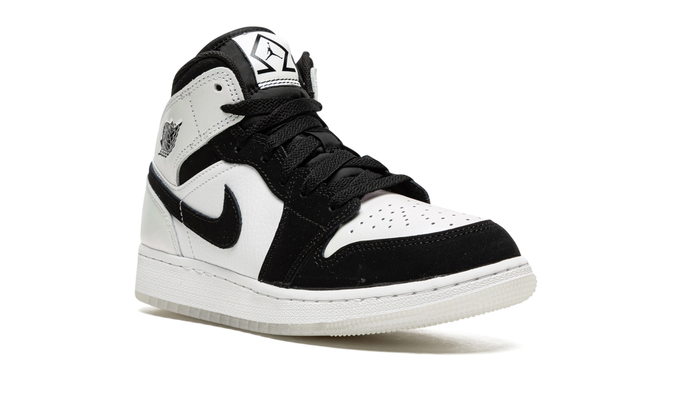 Air Jordan 1 MID SE GS schoenen met glanzende diamantdetails en zwart-witte kleur, sportieve sneakers voor jongens.