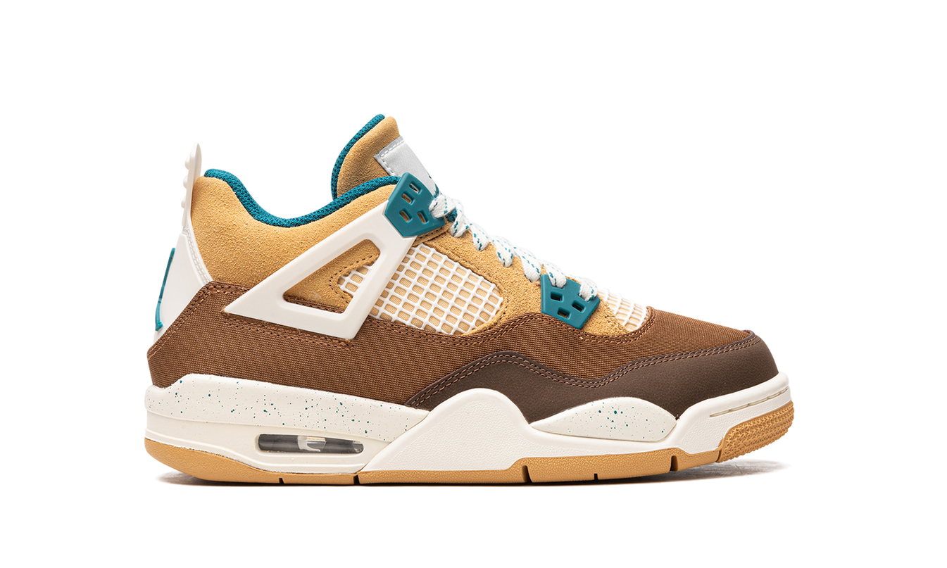 Lichte Air Jordan 4 GS schoenen in cacao-bruine kleuren met witte details, zichtbaar in close-up.