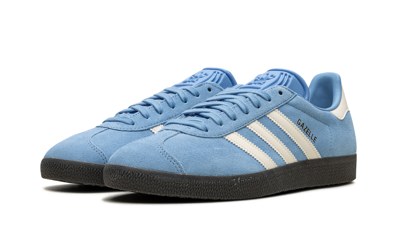 Lichte blauwe Adidas Gazelle schoenen met witte zool en sportieve uitstraling, van het merk Mijn winkel.
