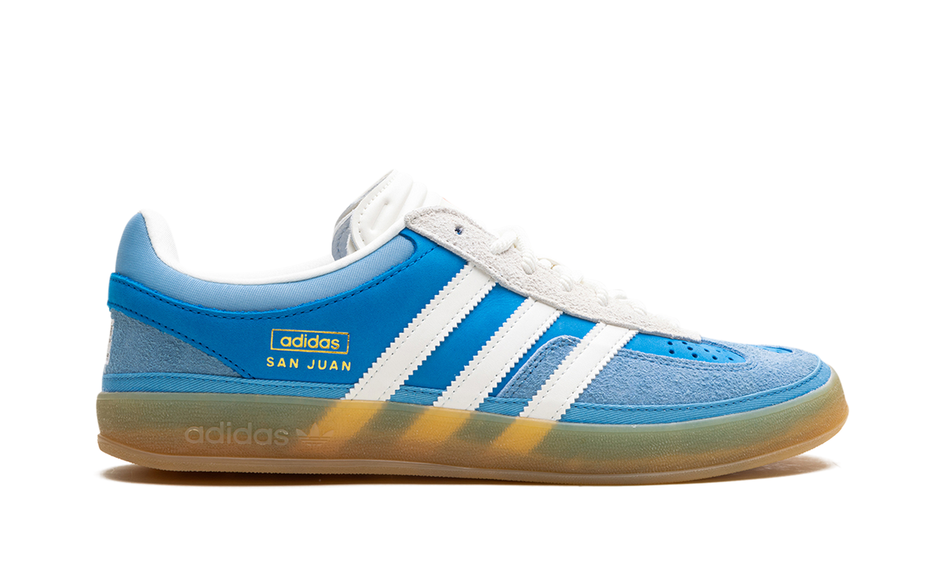 Sportieve Adidas Gazelle Indoor schoenen in San Juan design, met zwarte en witte details, geschikt voor binnenactiviteiten.