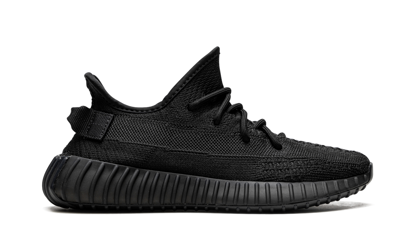 Zwarte Yeezy Boost 350 V2 "Onyx" sneakers met Primeknit bovenwerk en Boost zool, gedragen in close-up.