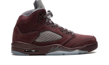 Lichte Air Jordan 5 schoenen in burgundy kleur met zwart en witte details, van het merk Mijn winkel, op een witte achtergrond