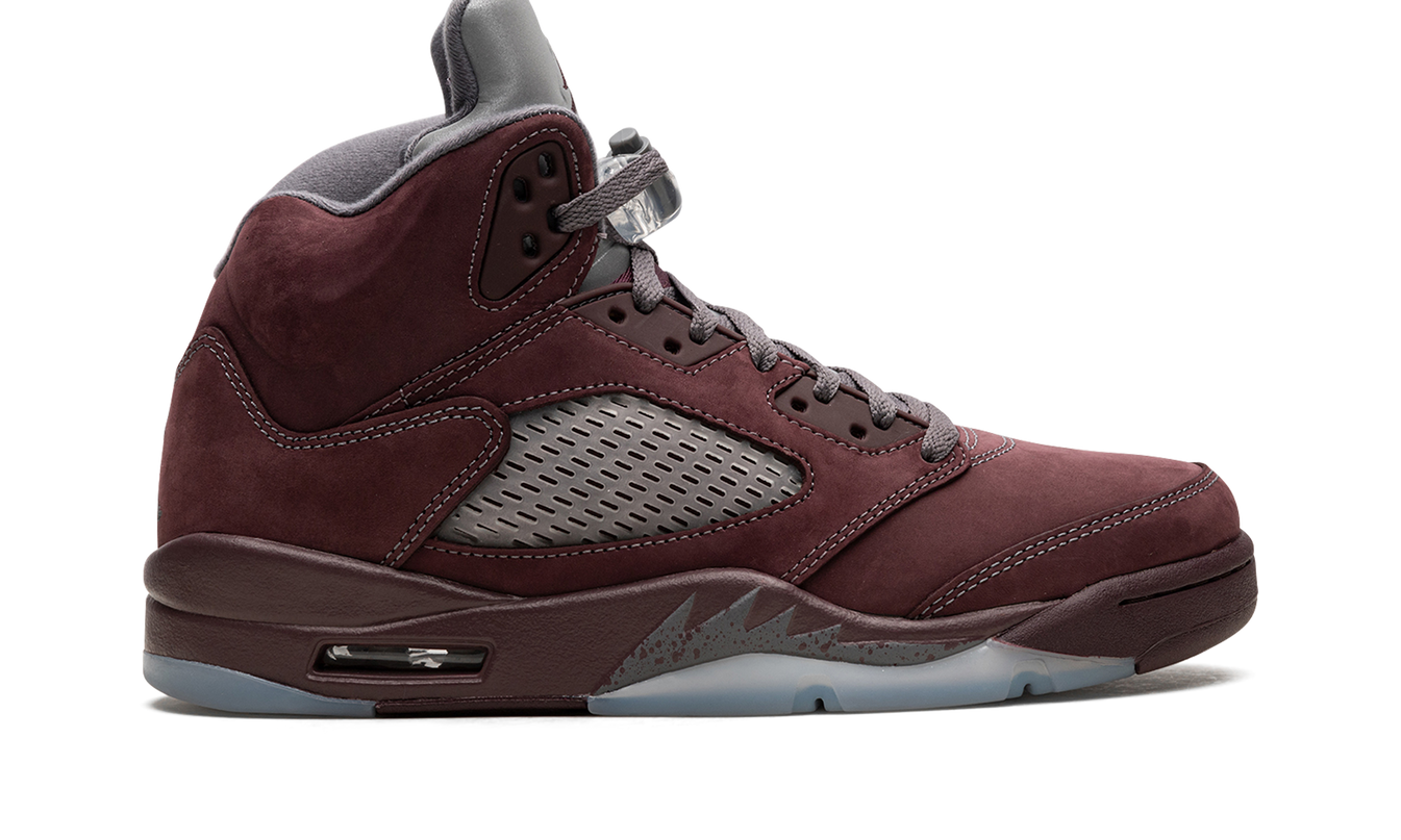 Lichte Air Jordan 5 schoenen in burgundy kleur met zwart en witte details, van het merk Mijn winkel, op een witte achtergrond