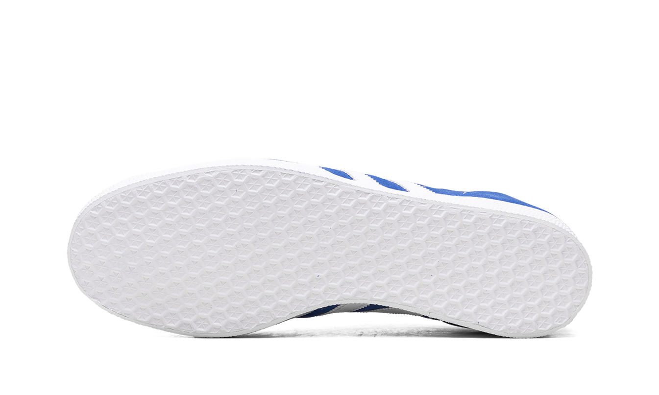 Blauwe Adidas Gazelle schoenen met witte details, comfortabel en stijlvol voor dagelijks gebruik.