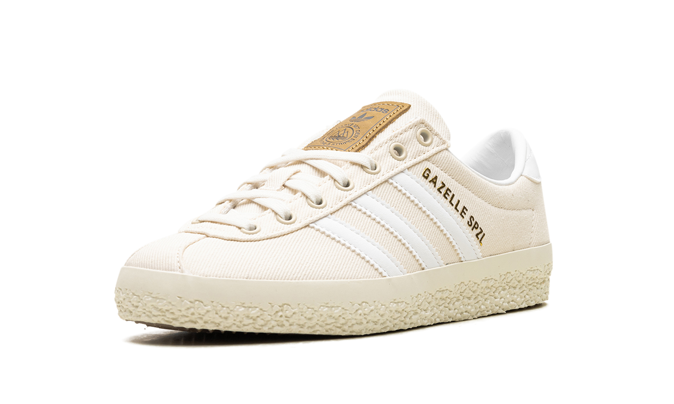 Lichte Adidas Gazelle SPZL "Chalk White" schoenen met witte leren bovenkant en zilveren details, geschikt voor casual draagstijl.