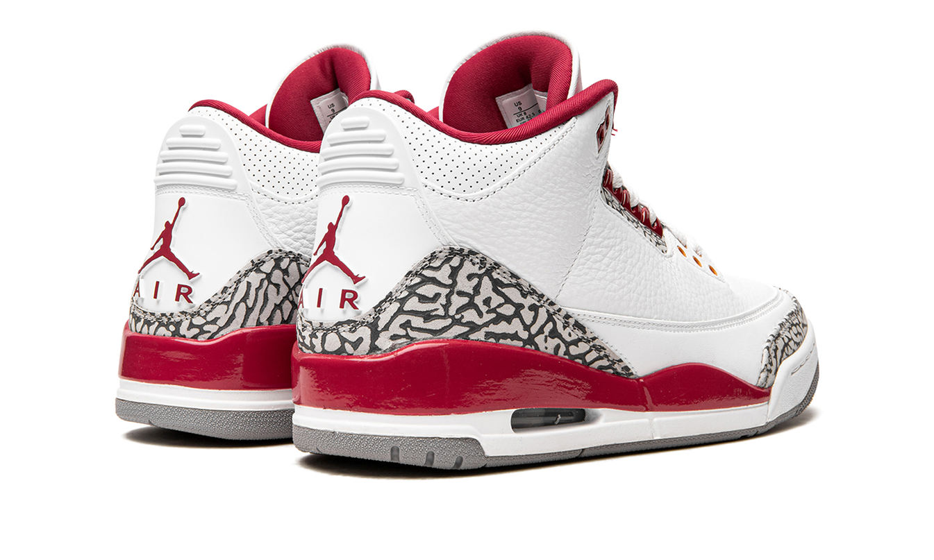 Sneakers Air Jordan 3 "Cardinal" in rood en wit met leren bovenwerk en sportieve uitstraling.