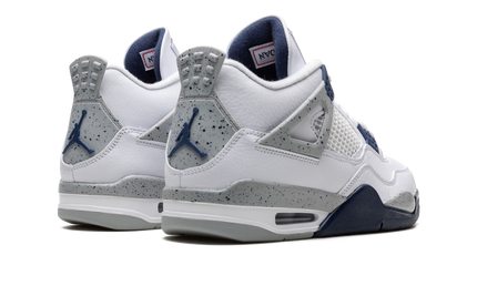 Leren Air Jordan 4 sneakers in Midnight Navy kleur, met witte en grijze details, zichtbaar op de afbeelding.
