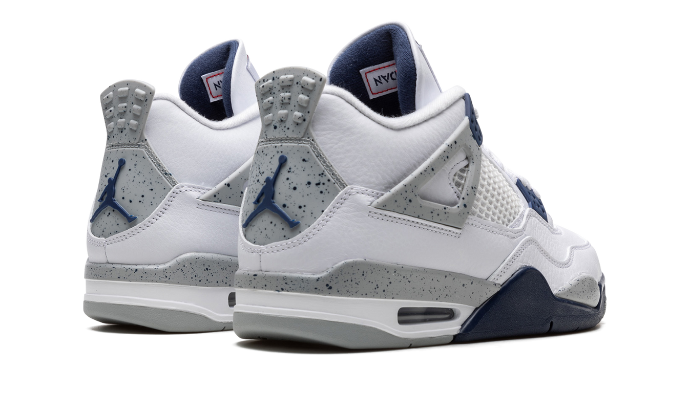 Leren Air Jordan 4 sneakers in Midnight Navy kleur, met witte en grijze details, zichtbaar op de afbeelding.