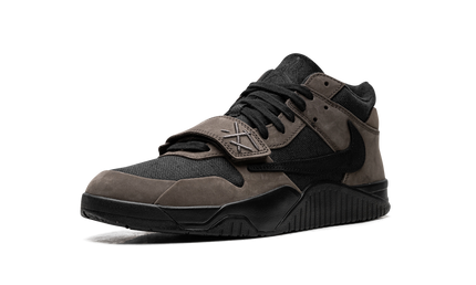 Nike Jumpman Jack TR sneakers in Dark Mocha kleur, close-up van de sportschoenen met zwarte en bruine tinten.