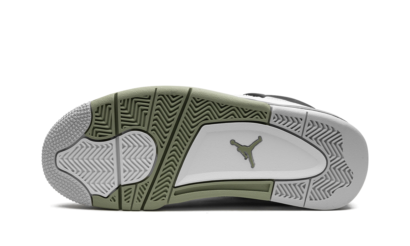 Lucht Jordan 4 Retro WMNS "Seafoam Oil Green" sneakers in groene en witte kleuren, zichtbaar van de zijkant.
