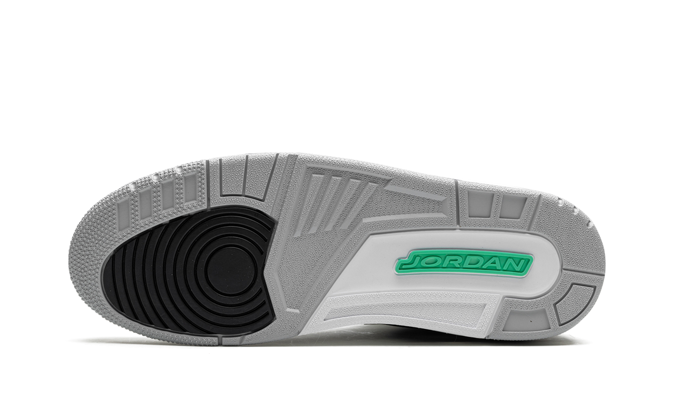 Groene Air Jordan 3 Retro sneakers van Mijn winkel met witte en zwarte details, getoond van de zijkant op een witte achtergrond.