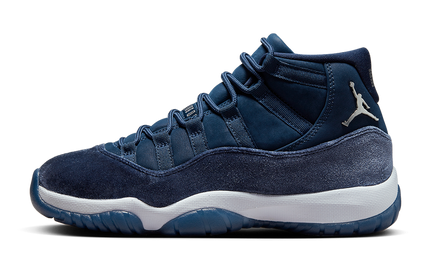 Lichte Air Jordan 11 Velvet WMNS schoenen in Midnight Navy met glanzende details en witte zool.