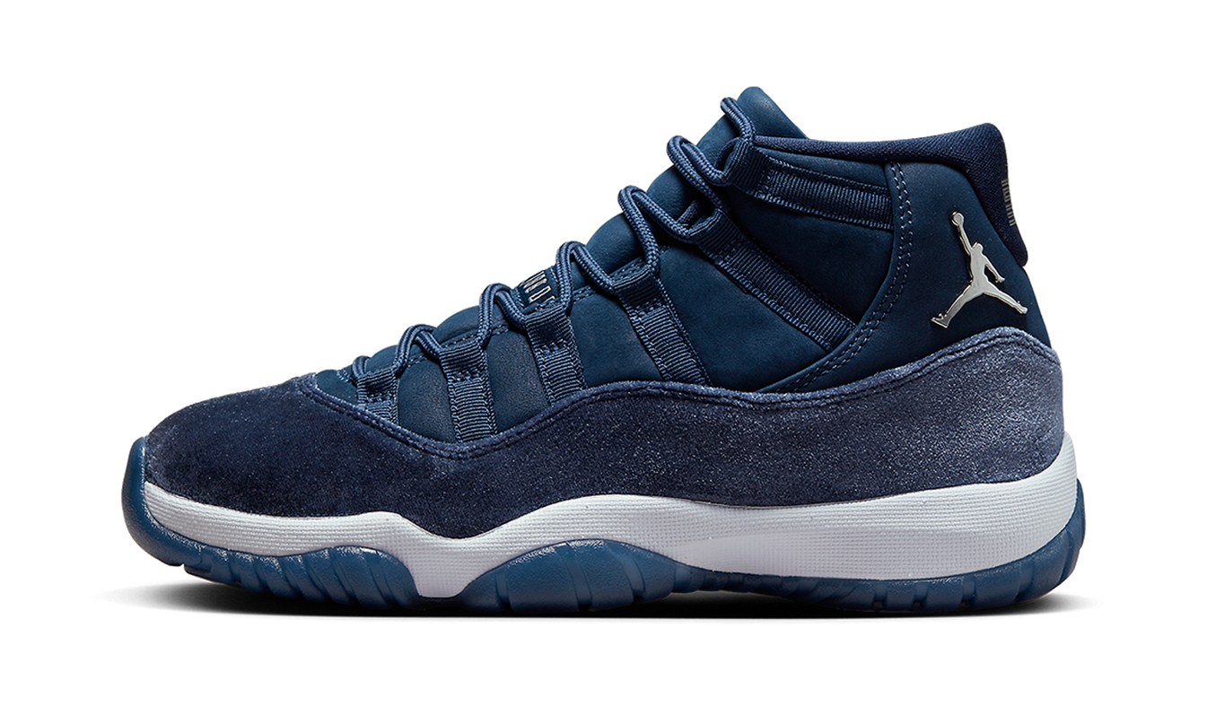 Lichte Air Jordan 11 Velvet WMNS schoenen in Midnight Navy met glanzende details en witte zool.