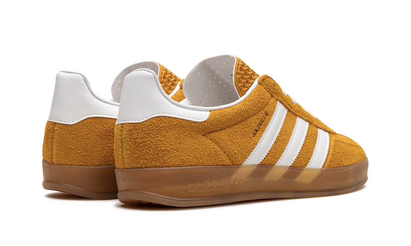 Witte Adidas Gazelle Indoor dames sneakers met zwart en roze accenten, sportschoen voor binnengebruik, stijlvolle en comfortabele schoenen