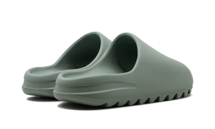 Zachte Yeezy Slide "Salt" schoenen in lichtbeige met comfortabele textuur en eenvoudige stijl.