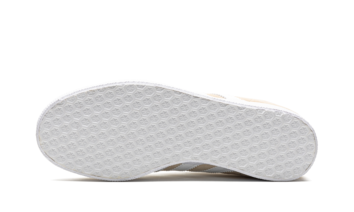 Dames Adidas Gazelle schoenen in beige met witte zool en zachte suède bovenkant, stijlvolle sneakers voor dagelijks gebruik