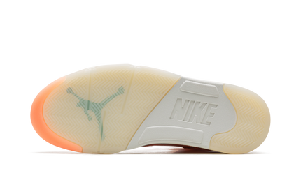 Air Jordan 5 Retro schoenen in Crimson Bliss, met rood en zwart ontwerp en kenmerkende details van het iconische sneakermodel.