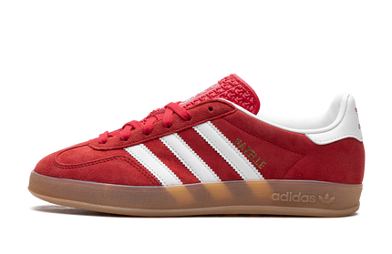 Dames Adidas Gazelle Indoor schoenen in Better Scarlet kleur, met witte zool en suède bovenwerk, geschikt voor binnenactiviteiten