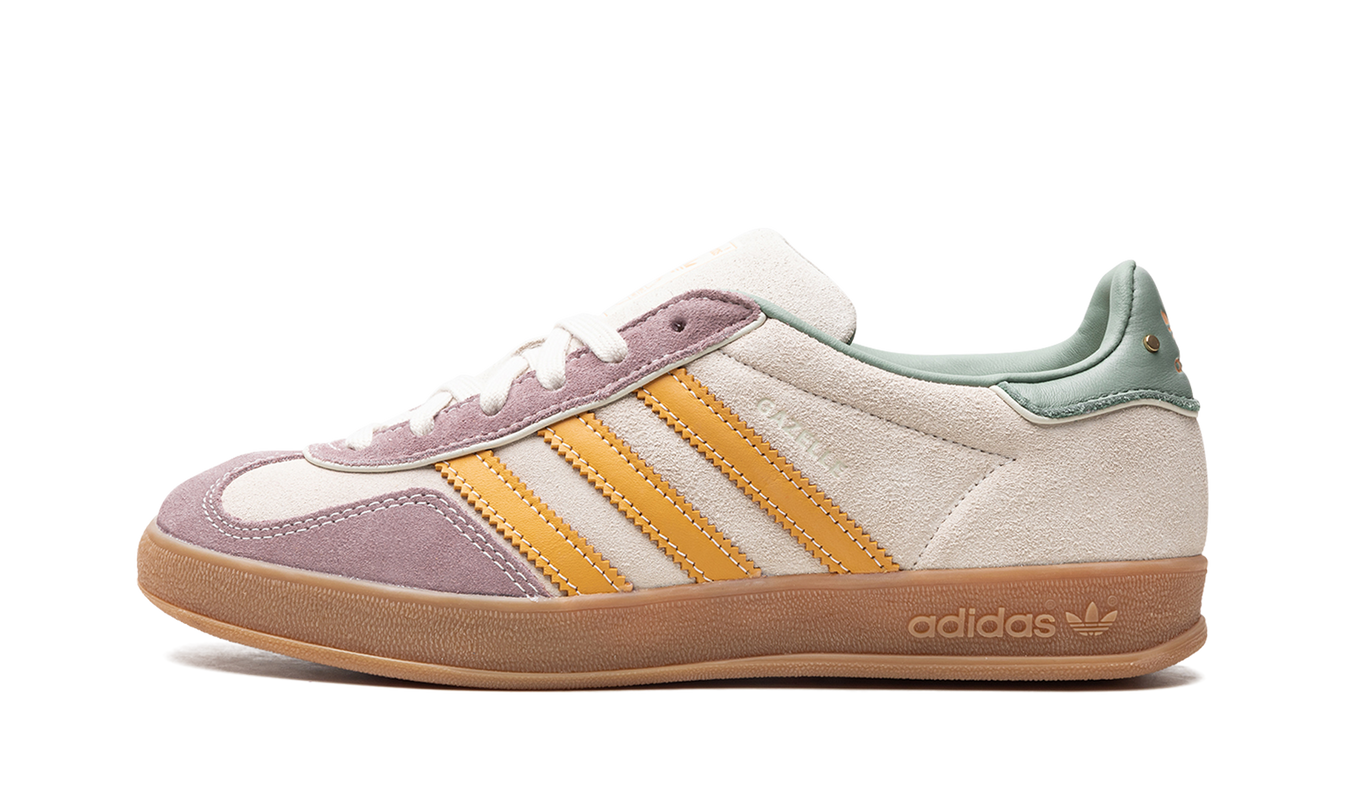 Geel Adidas Gazelle indoor schoenen met pre-loved uitstraling, zichtbaar met gele leren bovenkant en witte zool.