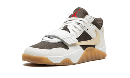 Nike Jumpman Jack Travis Scott Sail sneakers, zijaanzicht, lichtgekleurde sportschoenen met logo en sportieve uitstraling