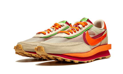 Nike LD Waffle Sacai Clot Net oranje sneakers met mesh details en witte zool, op een neutrale achtergrond.