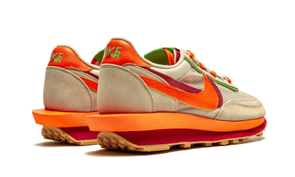 Nike LD Waffle Sacai Clot Net oranje sneakers met mesh details en witte zool, zichtbaar in de afbeelding